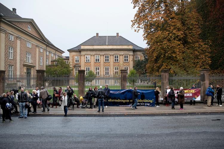 Barokbygningen på hjørnet af Bredgade og Fredericiagade (huset til venstre) blev oprindelig bygget som operahus. I en periode har det desuden rummet Rigsdagen.  
