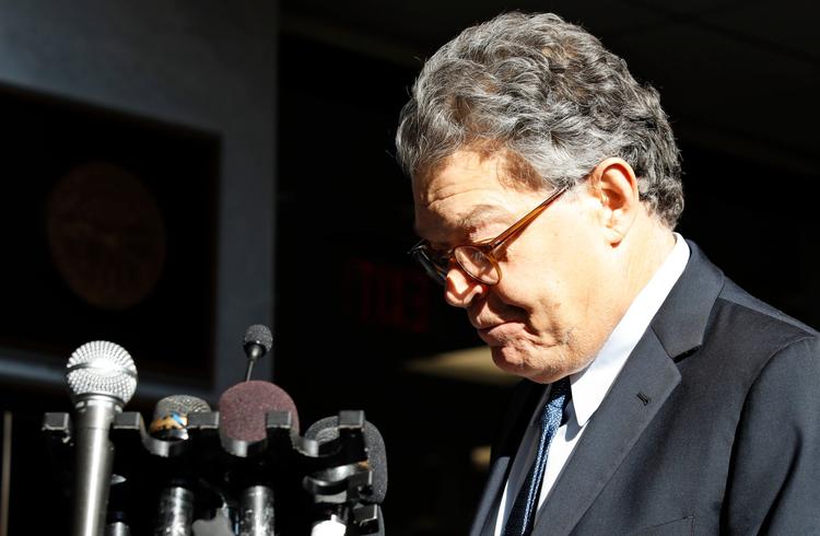 Mange politiske iagttagere regner med, at senator Al Franken vil trække sig i dag, torsdag.  