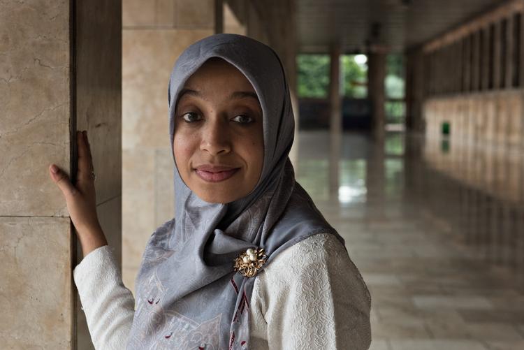 Sakdiyah Ma'ruf er selv troende muslim og går med tørklæde. Men det afholder hende ikke fra at bruge humor til med egne ord at udstille muslimer med en radikal fortolkning af islam. 