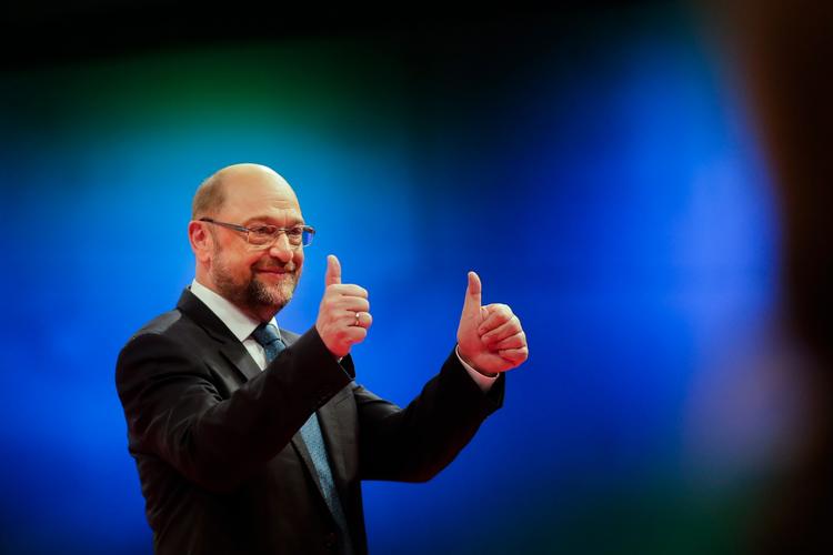  Martin Schulz  har skiftet holdning og vil alligevel forhandle med Angela Merkel om en bred regeringskoalition.
     