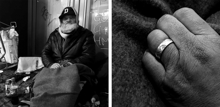 Lars er hjemløs og særligt glad for sine venner. En af de venner, der betyder allermest for ham, er den kvinde, der har givet ham sølvringen på hans finger. 