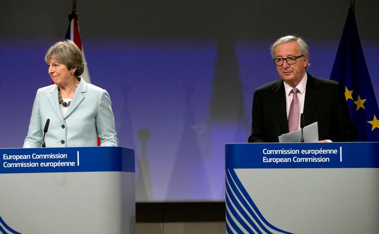 Theresa May og Jean-Claude Juncker fortæller om forhandlingerne. 