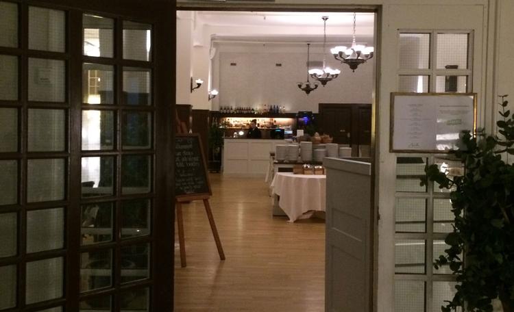 Restaurant. Kig ind til spisesalen på Kurorten Mösseberg, hvor der er masser af mennesker til morgenmad, frokost og aften. Husk at prøve nogle af de lokale øl, hvis du spiser middagsmad på stedet. 