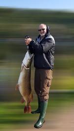 52-årige Per Krarup fangede denne gedde på 22 kilo i en sø i Nordsjælland 29. september. Han er en høj mand på 190 cm, gedden målte 127 cm i længden og 69 cm om maven. Fisken har levet godt i en sø med masser af byttefisk og har derfor en velvoksen bug – den er nærmest overvægtig. Baggrunden er sløret efter Per Krarups ønske, da han vil beskytte søen og naturen mod horder af lystfiskere. 