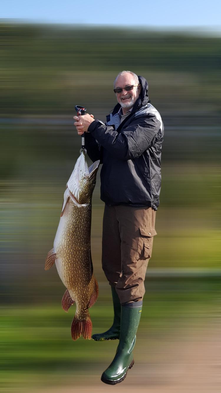 52-årige Per Krarup fangede denne gedde på 22 kilo i en sø i Nordsjælland 29. september. Han er en høj mand på 190 cm, gedden målte 127 cm i længden og 69 cm om maven. Fisken har levet godt i en sø med masser af byttefisk og har derfor en velvoksen bug – den er nærmest overvægtig. Baggrunden er sløret efter Per Krarups ønske, da han vil beskytte søen og naturen mod horder af lystfiskere. 