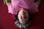 En gruppe ældre på Aktivitetscenteret Wiedergården i Dragør har trænet deres hjerner blandt andet med yoga. På billedet slapper Agneta Rasmussen af i en yogatime. Foto: Louise Herrche Serup   
