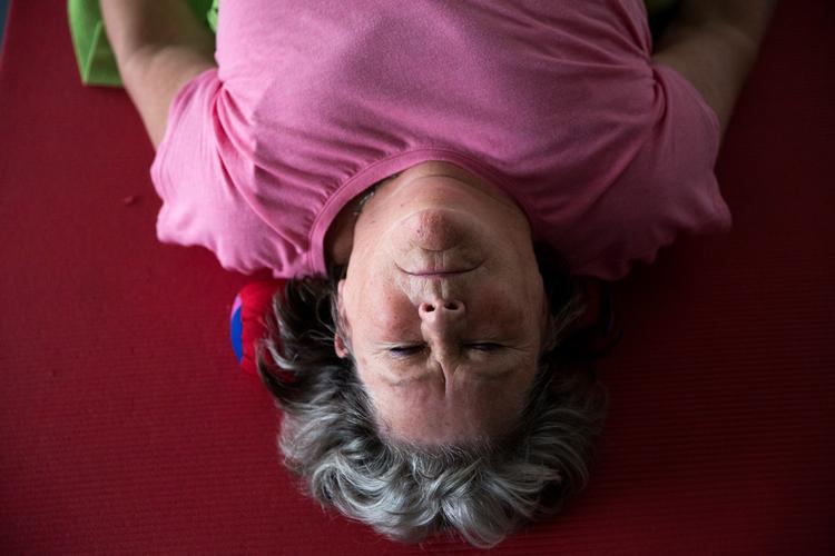 En gruppe ældre på Aktivitetscenteret Wiedergården i Dragør har trænet deres hjerner blandt andet med yoga. På billedet slapper Agneta Rasmussen af i en yogatime. Foto: Louise Herrche Serup   