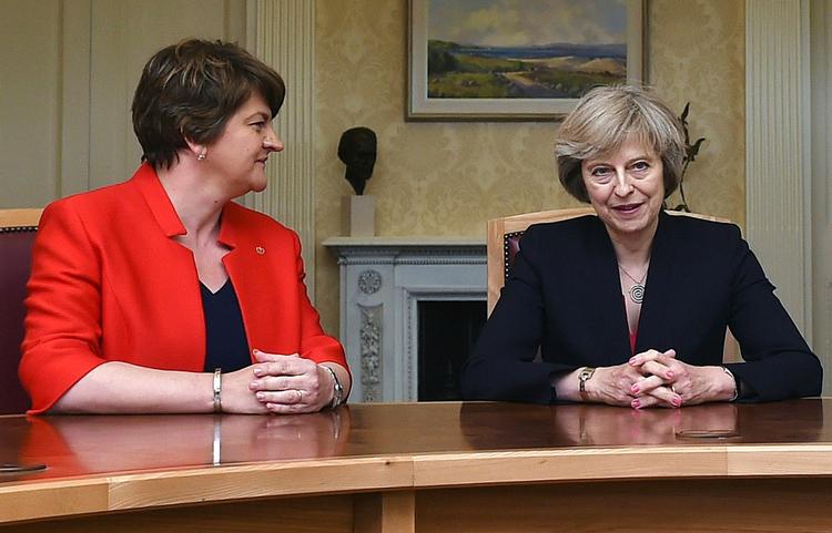 Lederen af det protestantiske, nordirske parti DUP, Arlene Foster (venstre), fik Englands premierminister, Theresa May (højre), til at ændre grænseaftale. 