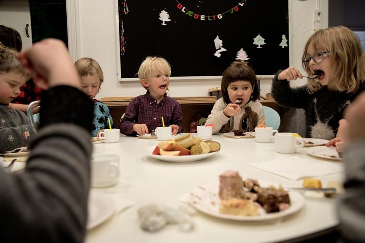 Børnehaven Jordkloden på Nørrebro bliver den første børnehave til at få Prismecertifikatet. En slags køns-version af svanemærket. Derfor var der kage. Meget kage. 
   