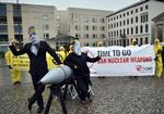 Aktivister fra Ican foran USA's ambassade i Berlin. Organisationen har siden 2007 arbejdet for en verden uden atomvåben, hvilket de nu har fået Nobels Fredspris for. USA, Storbritannien og Frankrig boykotter dog søndagens ceremoni i Oslo.  