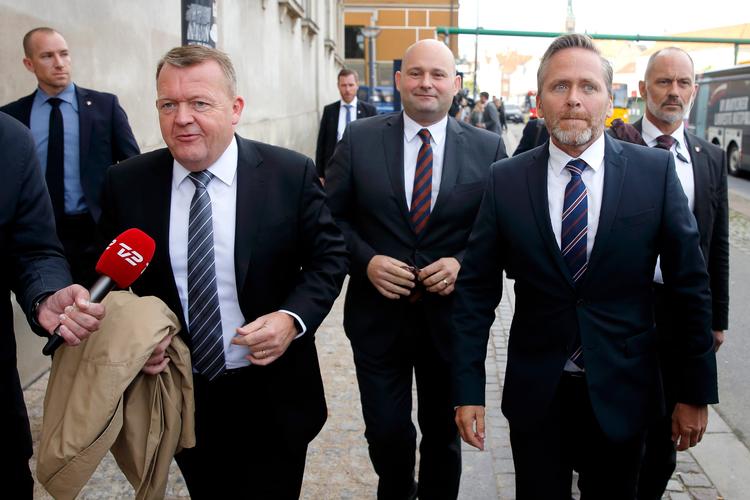 De tre partiledere i regeringen. Manden i midten, justitsminister Søren Pape, har ikke villet udtale sig om forslaget til en ny databeskyttelseslov.   