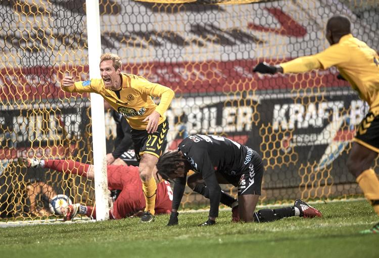 Efter et hjørnespark blev Jonas Thorsen (tv.) matchvinder for AC Horsens. 