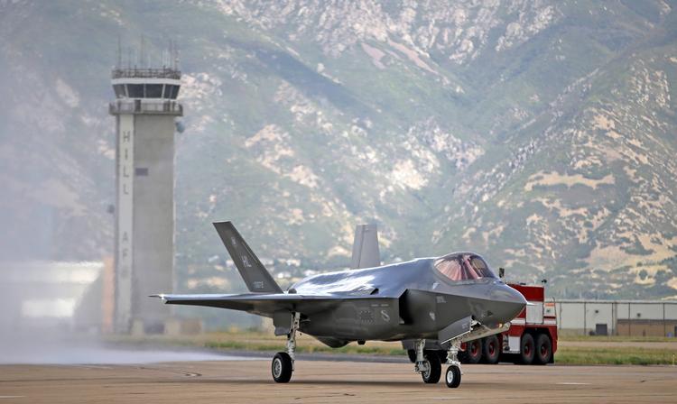 
    Køb. Står det til USAs ambassadør i Danmark Carla Sands skal Danmark bruge flere penge på nye F-35 kampfly

   