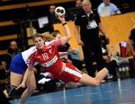 Line Jørgensen bryder igennem og scorer et af sine fire mål.
   