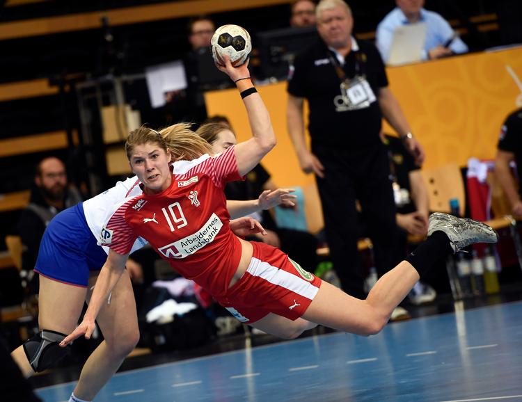 Line Jørgensen bryder igennem og scorer et af sine fire mål.
   