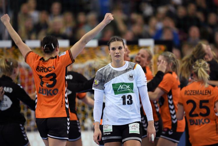 Mens hollænderne jubler over sejren i dagens kamp, må tyskeren Julia Behnke til at forberede sig på en VM-ottendedelsfinale mod Danmark. 