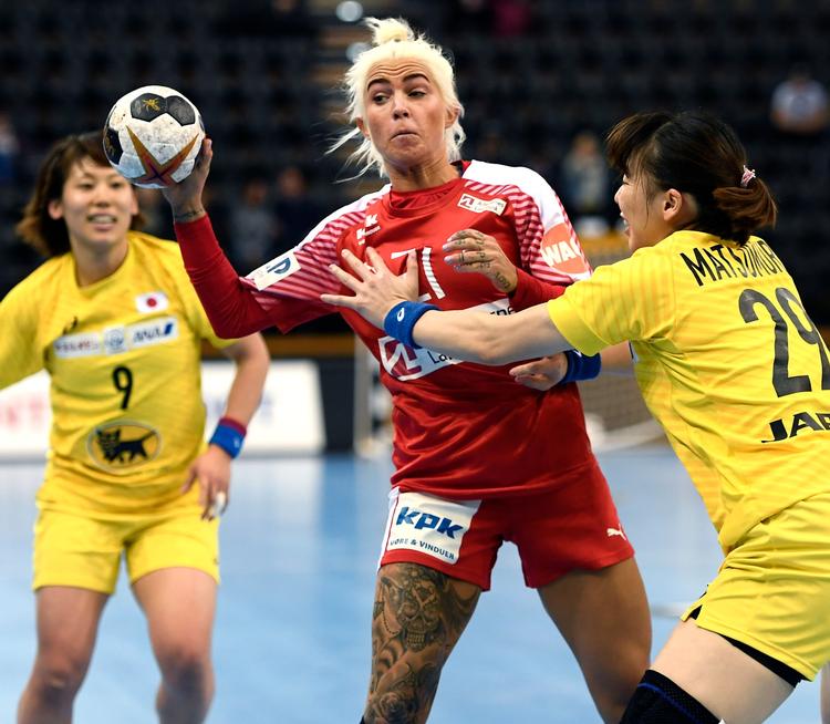 Kristina Kristiansen i aktion mod Japan. Nu er hun sendt hjem til Danmark.
   