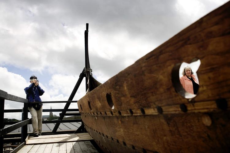 Der er afsat 10 millioner kroner på finansloven til at undersøge mulighederne for at sikre vikingeskibene. Arkivfoto Thomas Borberg