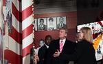 Donald Trump lytter til Lucy Allen (th.), lederen af Mississippis nye museum for de sortes borgerrettighedsbevægelse. 