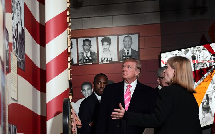 Donald Trump lytter til Lucy Allen (th.), lederen af Mississippis nye museum for de sortes borgerrettighedsbevægelse. 