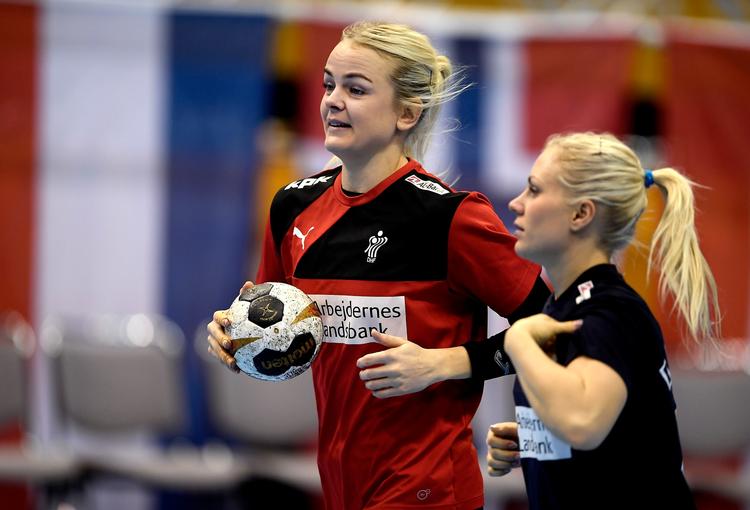 Anfører Stine Jørgensen (tv.) og Lotte Grigel kan få nøgleroller i ottendedelsfinalen mod Tyskland.
   