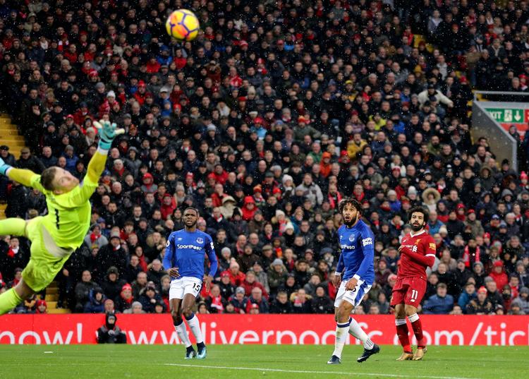    Liverpools Mohamed Salah (th.) er oppe på 19 mål i 24 kampe i denne sæson.  