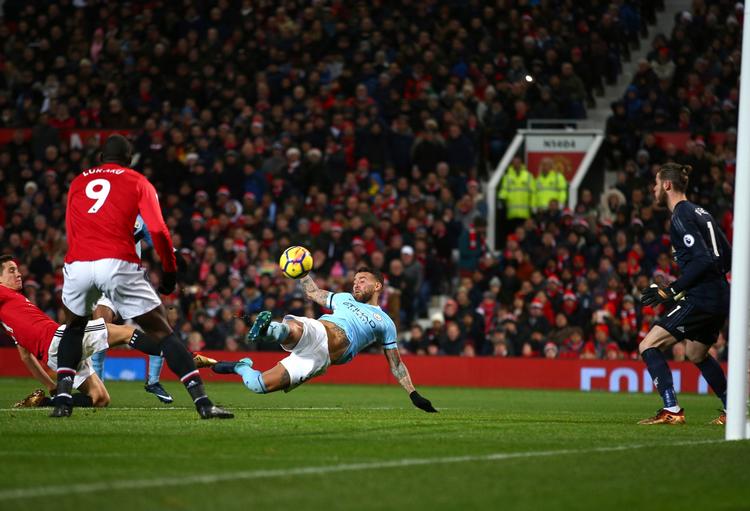  Nicolas Otamendi sikrede Manchester City 2-1-sejren kort efter pausen.  