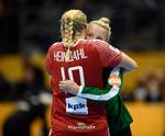 Det går strålende for det kvindelige håndboldlandshold ved VM-slutrunden i Tyskland. Ikke mindst i kraft af blændende redning af Sandra Toft (i grønt), der her omfavnes af holdkammeraten Kathrine Heindahl. Næste opgave er Sverige.
   Lars Poulsen/POLFOTO