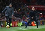 Der var det meste af tiden god stemning mellem United-manager José Mourinho (med bold) og City-manager Pep Guardiola søndag på Old Trafford, men efter kampen lavede Mourinho ballade.
   
