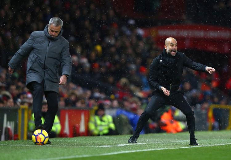 Der var det meste af tiden god stemning mellem United-manager José Mourinho (med bold) og City-manager Pep Guardiola søndag på Old Trafford, men efter kampen lavede Mourinho ballade.
   