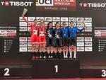 Trine Schmidt (yderst t.v.) og Julie Leth på sejrsskamlen i Santiago sammen med de sejrende newzealændere Michaela Drummond og Racquel Sheath samt de italienske bronzevindere Elisa Balsamo og Maria Cavalli. 