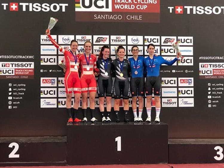 Trine Schmidt (yderst t.v.) og Julie Leth på sejrsskamlen i Santiago sammen med de sejrende newzealændere Michaela Drummond og Racquel Sheath samt de italienske bronzevindere Elisa Balsamo og Maria Cavalli. 