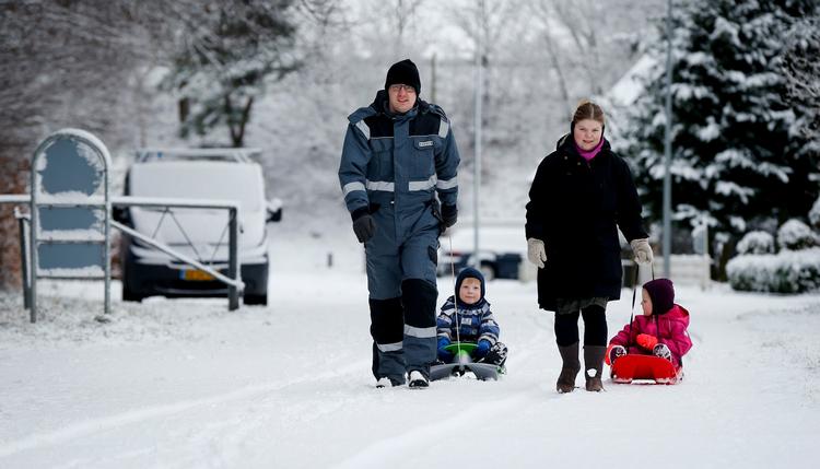 Det vestlige Danmark fik en ordentlig omgang sne i går. Her er det Hedensted nær Vejle. I dag driller trafikken i det nordjyske. 