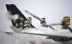Et Star Alliance-fly afises inden afgang fra Frankfurt Luftnhavn søndag. Arne Deder/dpa via AP
   