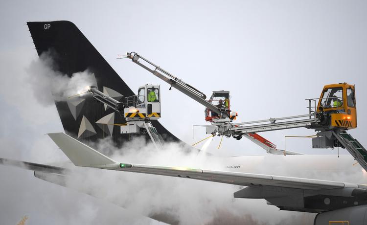 Et Star Alliance-fly afises inden afgang fra Frankfurt Luftnhavn søndag. Arne Deder/dpa via AP
   