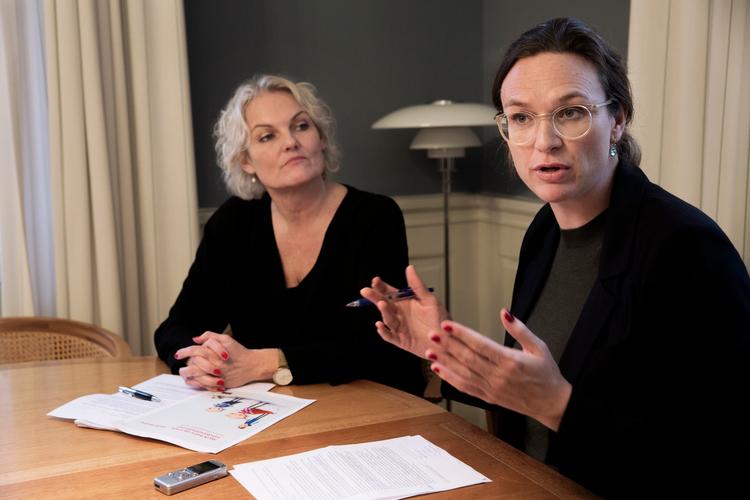 Merete Riisager (t.h.) mener, at aflysningen af julekalender er forkert, men understreger, at det er skoleledelsen har ret til at træffe sin egen beslutning. 