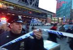 Betjente i gang med at spærre stedet af efter eksplosionen i busterminalen, der ligger tæt på turistområdet ved Times Square. 