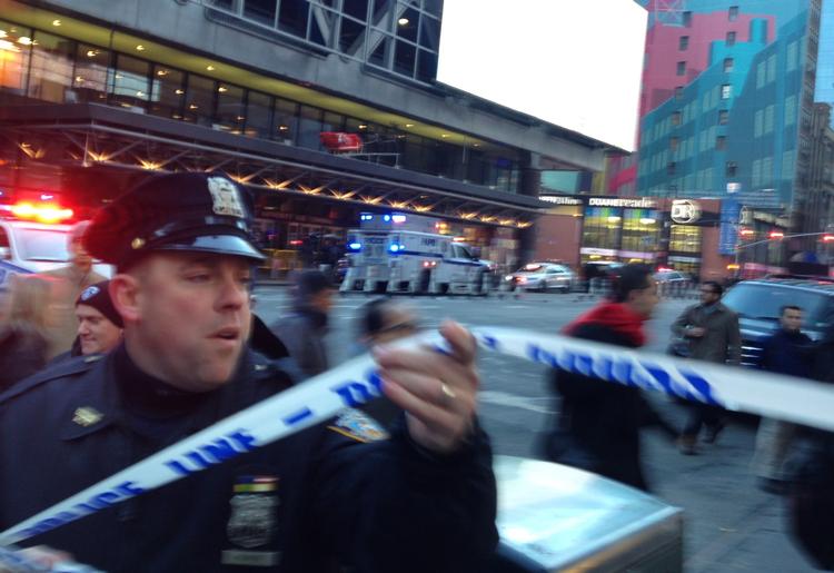 Betjente i gang med at spærre stedet af efter eksplosionen i busterminalen, der ligger tæt på turistområdet ved Times Square. 