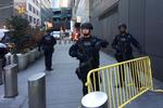Adskillige gader på Manhattan er afspærret. 