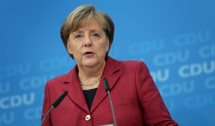 Den tyske forbundskansler Angela Merkel har fordømt afbrændingerne af jødiske symboler. 