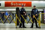 En 27-årig immigrant fik i morges skabt panik i New Yorks undergrund, da han udløste en hjemmelavet rørbombe. Ud over gerningsmanden kom tre personer lettere til skade.  