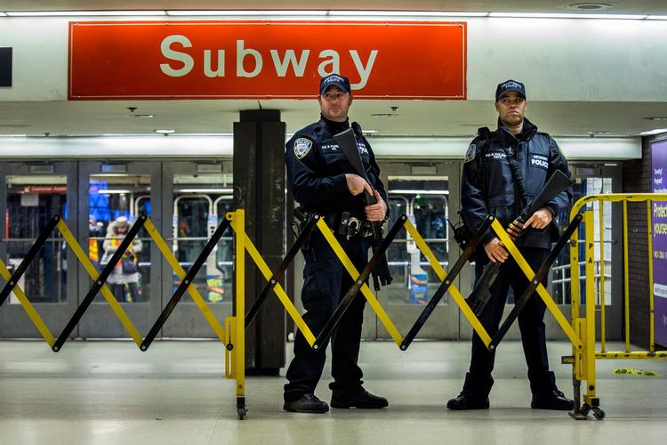 En 27-årig immigrant fik i morges skabt panik i New Yorks undergrund, da han udløste en hjemmelavet rørbombe. Ud over gerningsmanden kom tre personer lettere til skade.  