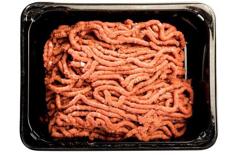 Kødet fra Naturli’ sælges i genkendelige plastbakker og ligger ved siden af det andet hakkede kød i supermarkedet. 