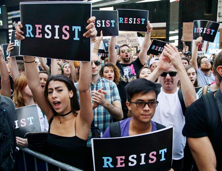 Donald Trumps forbud mod transkønnede i det amerikanske militær har medført store protester. Her en demonstration i New York i juli måned i år. 