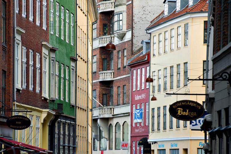Københavnske ejerlejligheder har nået et prisniveau, der ikke kan forklares med økonomiske teorier og snusfornuft. Nu er forventningen at nye låneregler vil få priserne  til at flade ud og falde. Lars Krabbe/POLFOTO
