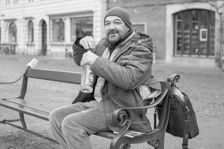 Grzegorz Dabrowsky knapper en vermouth op. »Den er sød og  