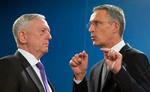 Jens Stoltenberg (t.h.) får sig her en snak med USA's forsvarsminister, Jim Mattis. De får mulighed for at fortsætte snakken et par år endnu. 