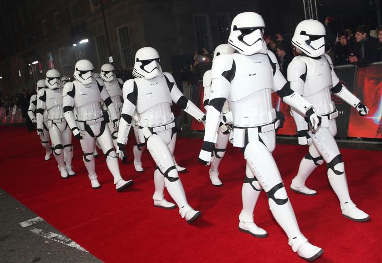 Disney arbejder lige nu på en tv-serie i 'Star Wars'-universet instrueret af Hollywood-darlingen Jon Favreau. Det fortæller Disneys administrerende direktør til mediet Variety.
   Joel C Ryan/AP