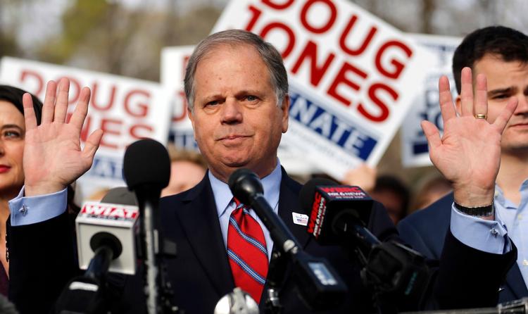 Med sin valgsejr kan demokraten Doug Jones gøre livet mere besværligt for den amerikanske præsident, Donald Trump. 