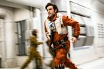 Oscar Isaac i en scene fra 'Star Wars: The Last Jedi', der trods premieredatoen 13. december nåede at blive årets mest sete film.  